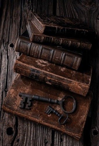 altes buch mit schlüssel